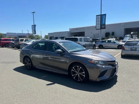 Used 2018 Toyota Camry SE FWD image 2