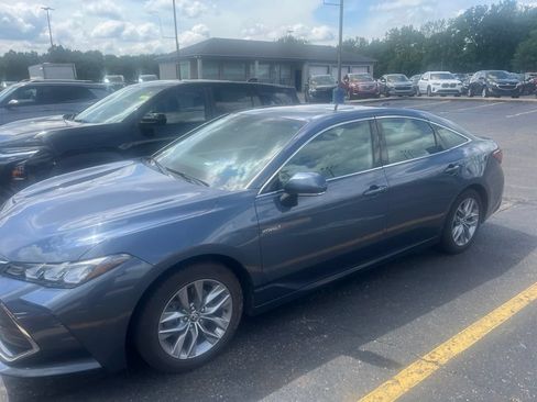 Used 2020 Toyota Avalon XLE w/ Moonroof Package FWD image 2