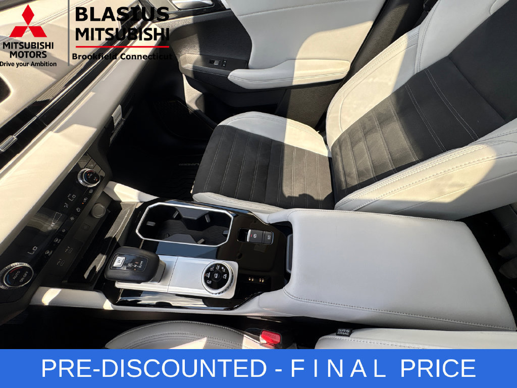 Used 2025 Mitsubishi Outlander SE AWD/4WD image 27