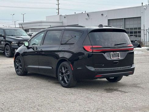 New 2026 Chrysler Pacifica Select image 3