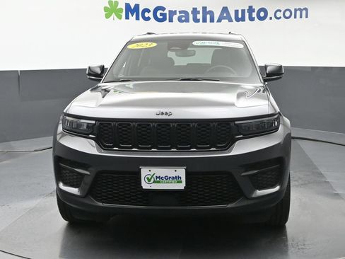Used 2023 Jeep Grand Cherokee Altitude AWD/4WD image 6