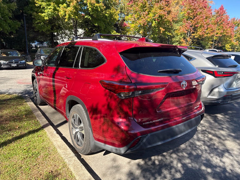 Used 2022 Toyota Highlander XLE AWD/4WD image 4