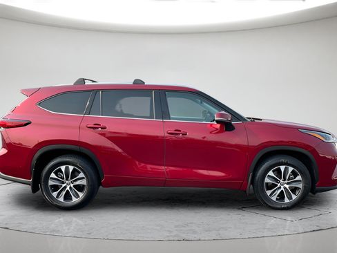 Used 2021 Toyota Highlander XLE AWD/4WD image 2