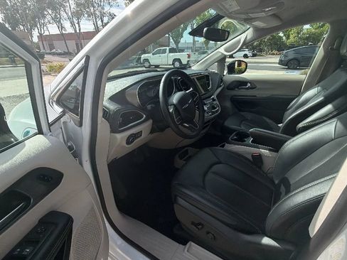 Used 2024 Chrysler Pacifica Limited FWD image 15