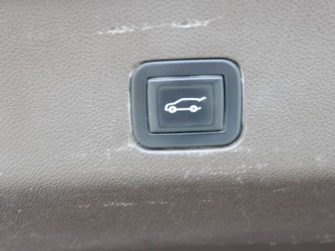Used 2021 Chevrolet Tahoe Z71 w/ Luxury Package AWD/4WD image 5
