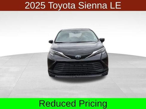 Used 2025 Toyota Sienna LE FWD image 2