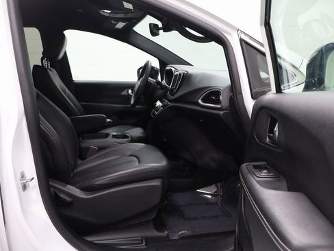 Used 2025 Chrysler Pacifica Select FWD image 16