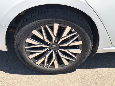 Used 2025 Nissan Altima 2.5 SV FWD image 17