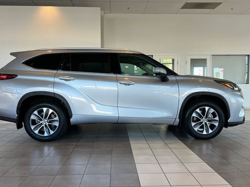 Certified 2022 Toyota Highlander XLE image 3