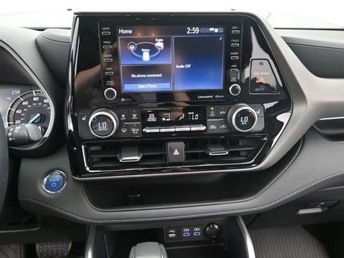 Used 2022 Toyota Highlander XLE FWD image 6