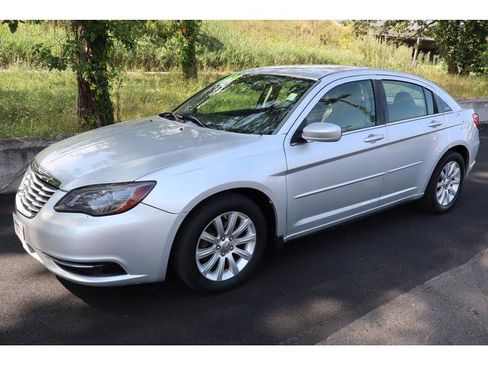 Used 2011 Chrysler 200 Touring image 2
