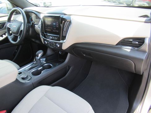 Used 2023 Chevrolet Traverse LT FWD image 11