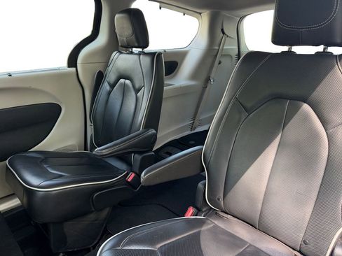 Used 2023 Chrysler Pacifica Limited image 13