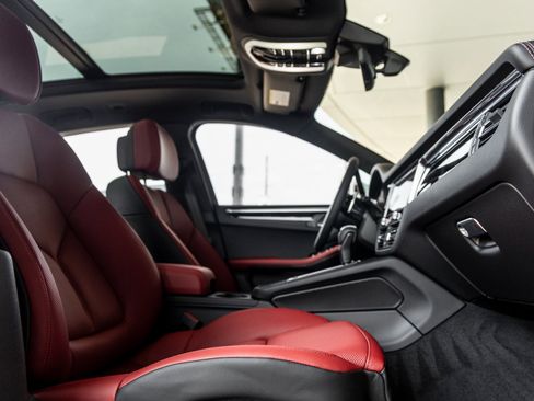 Certified 2025 Porsche Macan image 42