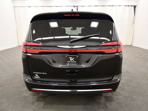 Used 2025 Chrysler Pacifica Select FWD image 6