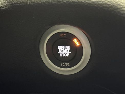 Used 2022 Chrysler Pacifica Limited w/ Uconnect Theater Family Group image 24