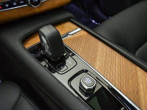 Certified 2024 Volvo XC90 B6 Plus w/ Protection Package Premier AWD/4WD image 21