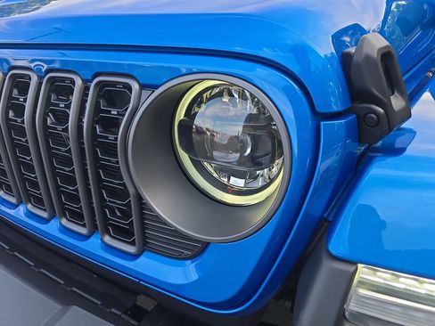 New 2025 Jeep Gladiator Sport image 31