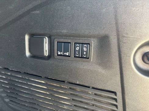 Used 2024 Chevrolet Suburban Premier w/ Advanced Technology Package AWD/4WD image 28