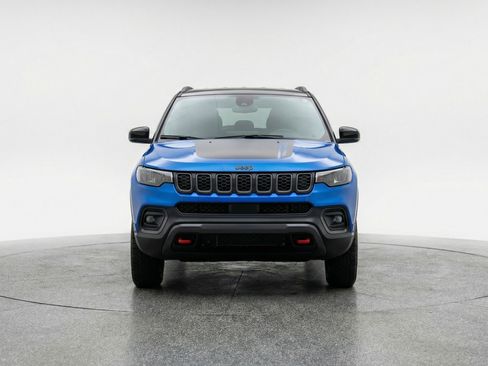 Used 2025 Jeep Compass Trailhawk AWD/4WD image 2