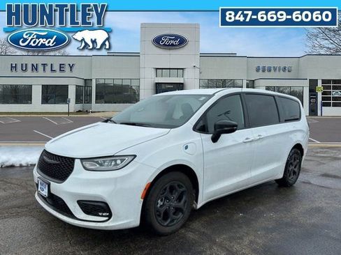 Used 2024 Chrysler Pacifica Select image 1