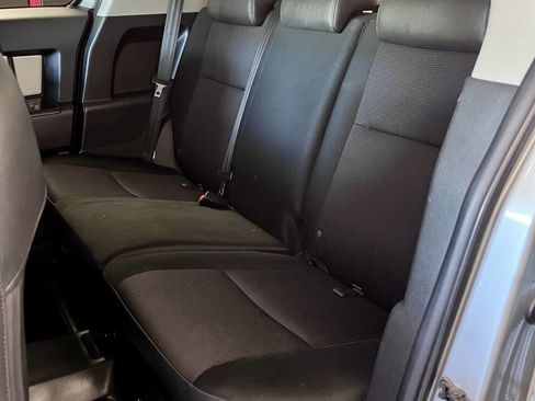 Used 2010 Toyota FJ Cruiser Base 4x4 4dr SUV 5A image 18