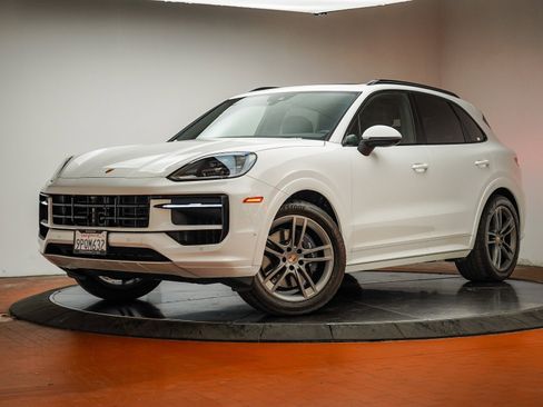 Used 2025 Porsche Cayenne image 2