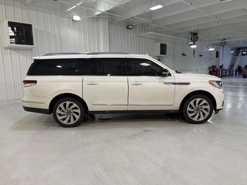 Used 2022 Lincoln Navigator L Reserve image 6