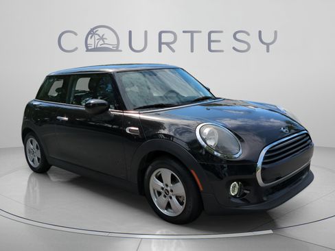 Used 2021 MINI Cooper 2-Door Hardtop FWD image 9