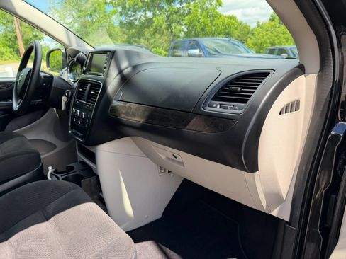 Used 2019 Dodge Grand Caravan SE FWD image 12