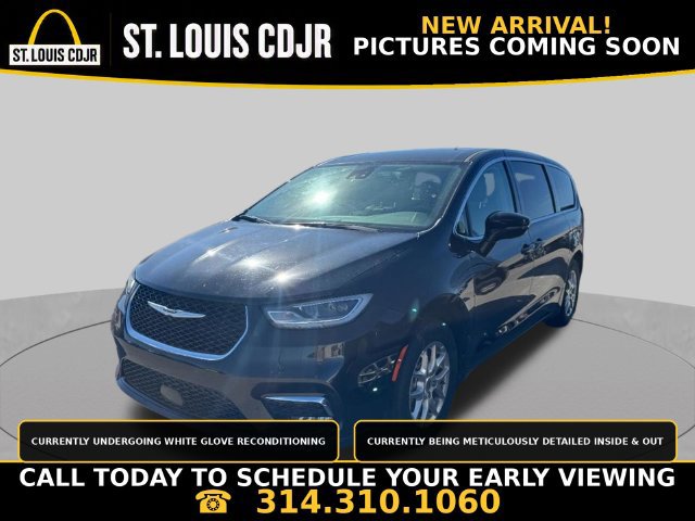 Used 2024 Chrysler Pacifica Touring-L FWD image 1