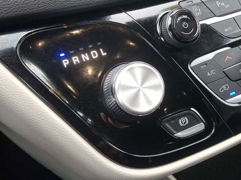 Used 2024 Chrysler Pacifica Touring-L image 14