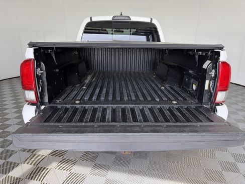 Used 2017 Toyota Tacoma TRD Sport AWD/4WD image 9