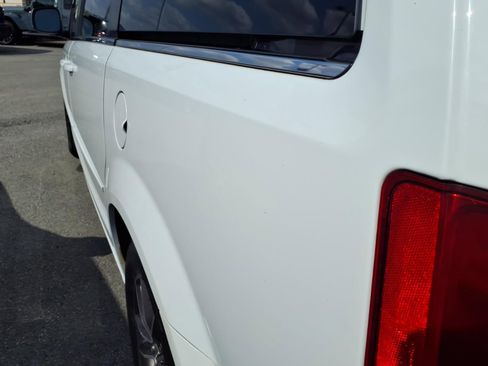Used 2017 Dodge Grand Caravan SXT FWD image 17