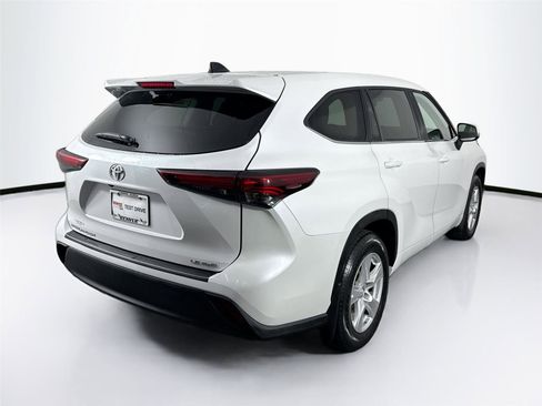 Certified 2024 Toyota Highlander LE image 2