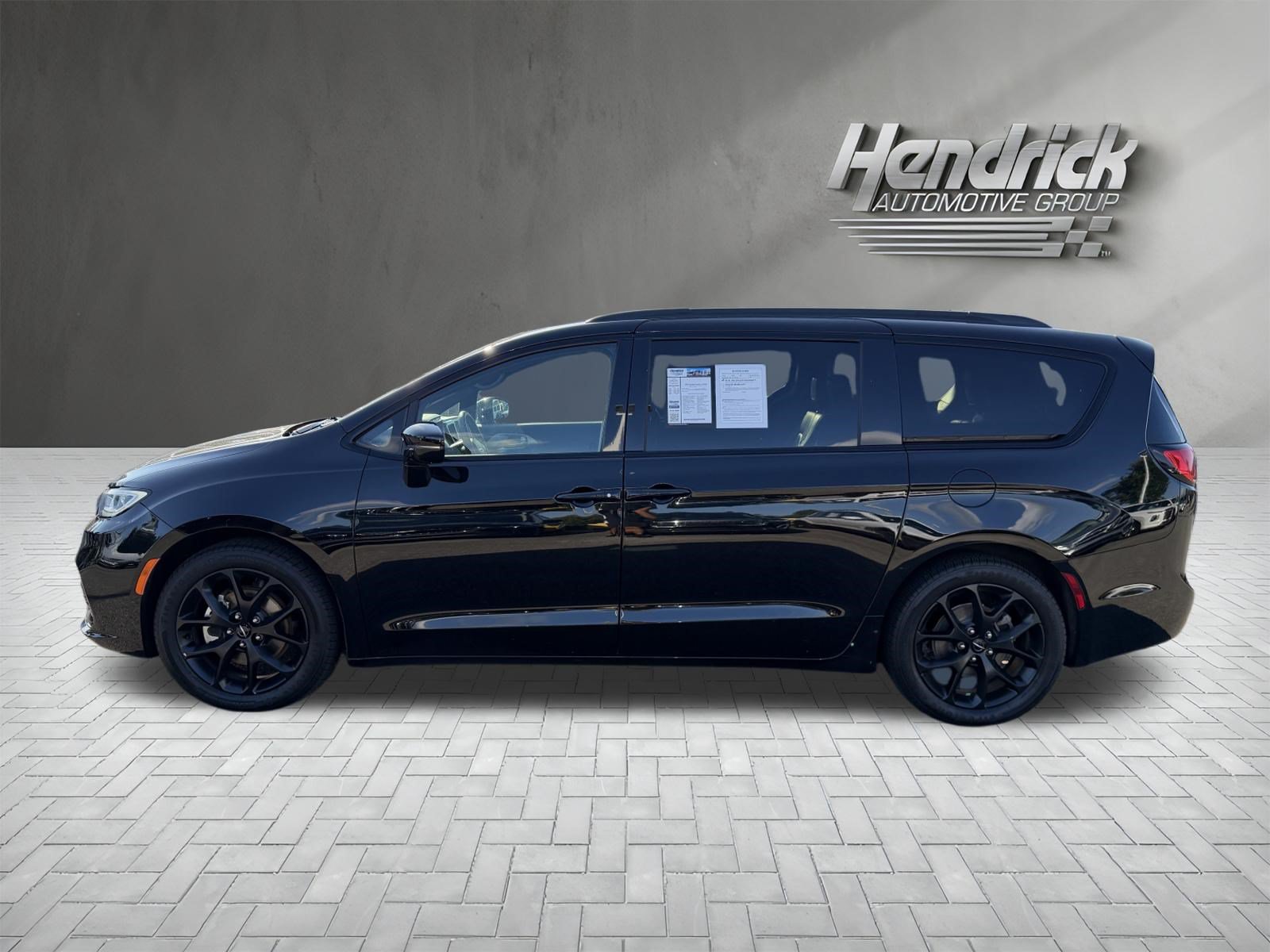 Used 2025 Chrysler Pacifica Limited FWD image 7