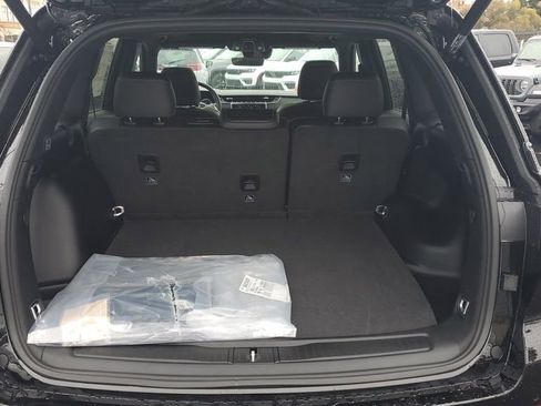 New 2025 Jeep Grand Cherokee Altitude image 8