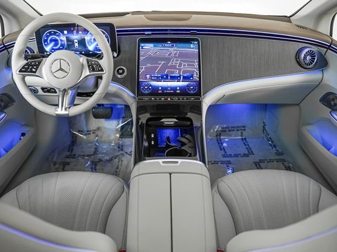 Certified 2023 Mercedes-Benz EQE 500 4MATIC Sedan w/ Exclusive Trim Package image 12