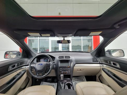 Used 2018 Ford Explorer XLT w/ Equipment Group 202A AWD/4WD image 9