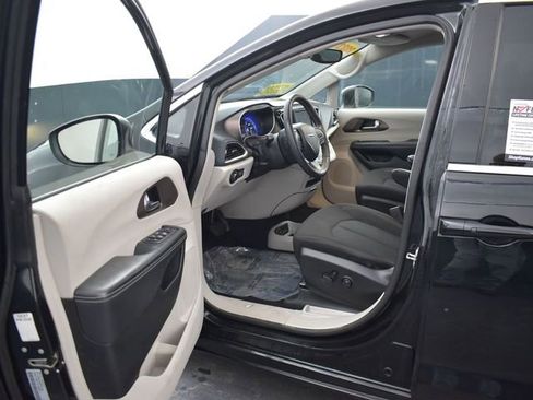 Used 2023 Chrysler Voyager LX FWD image 12
