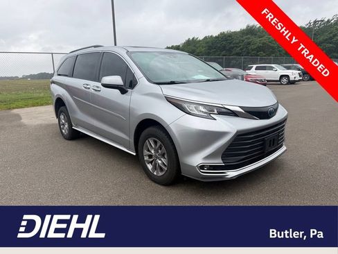 Used 2022 Toyota Sienna XLE FWD image 1