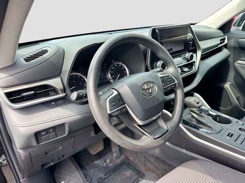 Used 2023 Toyota Highlander L AWD/4WD image 9