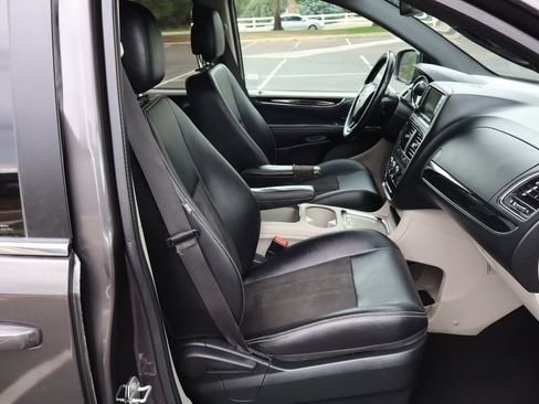 Used 2020 Dodge Grand Caravan SXT FWD image 23