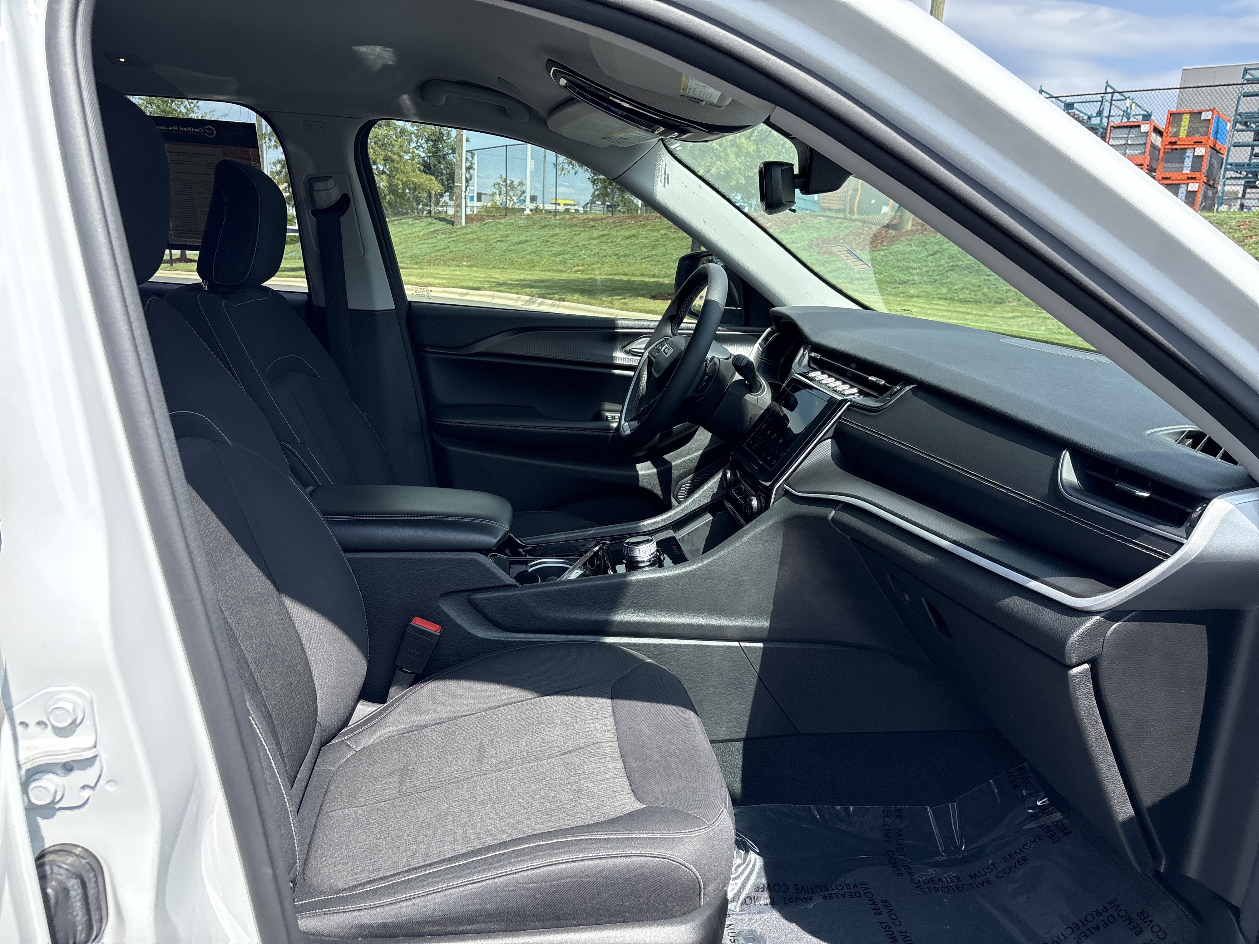 Used 2023 Jeep Grand Cherokee Laredo RWD image 24