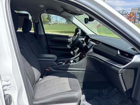 Used 2023 Jeep Grand Cherokee Laredo RWD image 24
