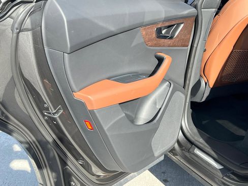 Used 2025 Audi Q8 Premium image 22