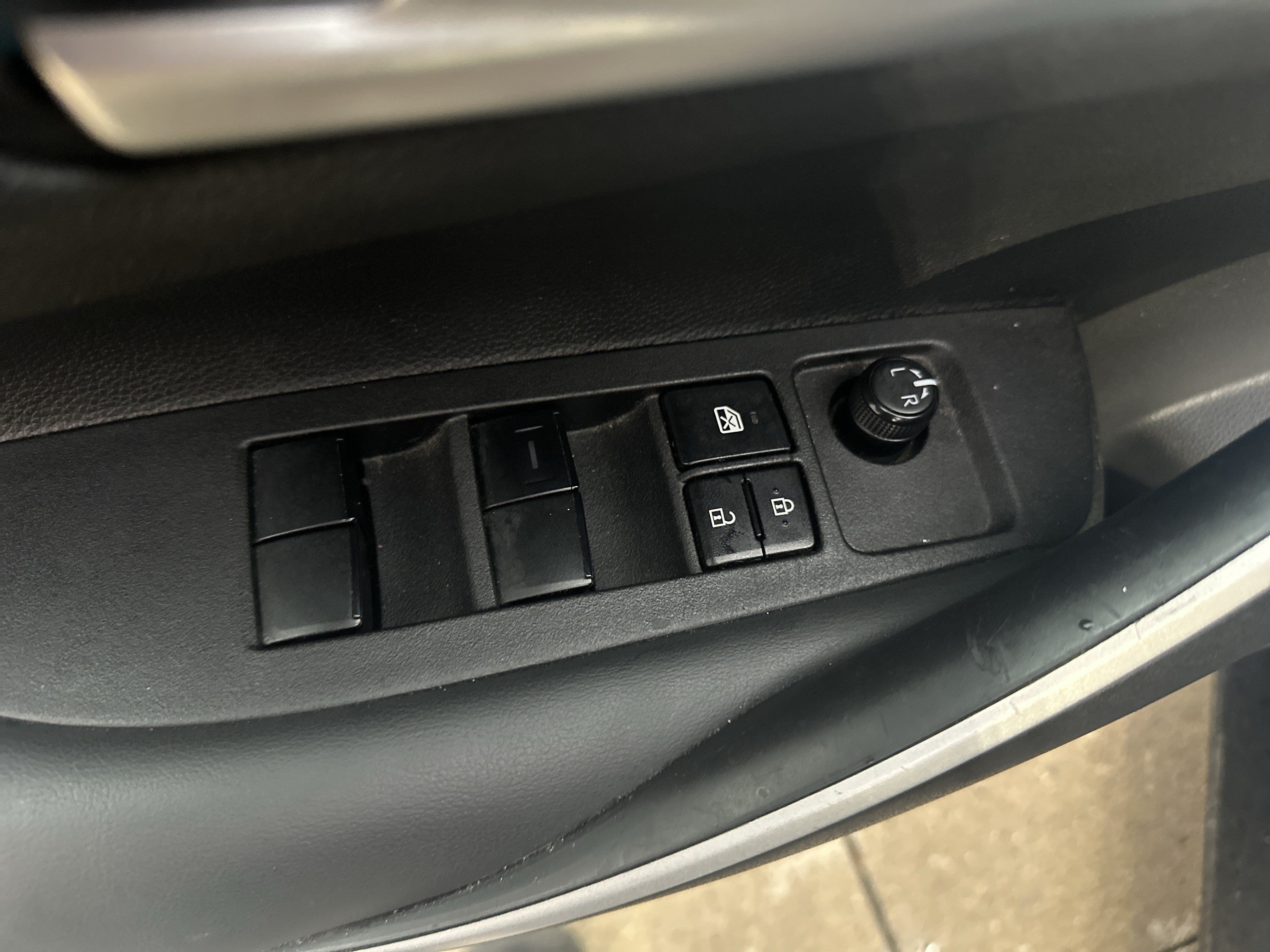 Used 2025 Toyota Corolla SE FWD image 14
