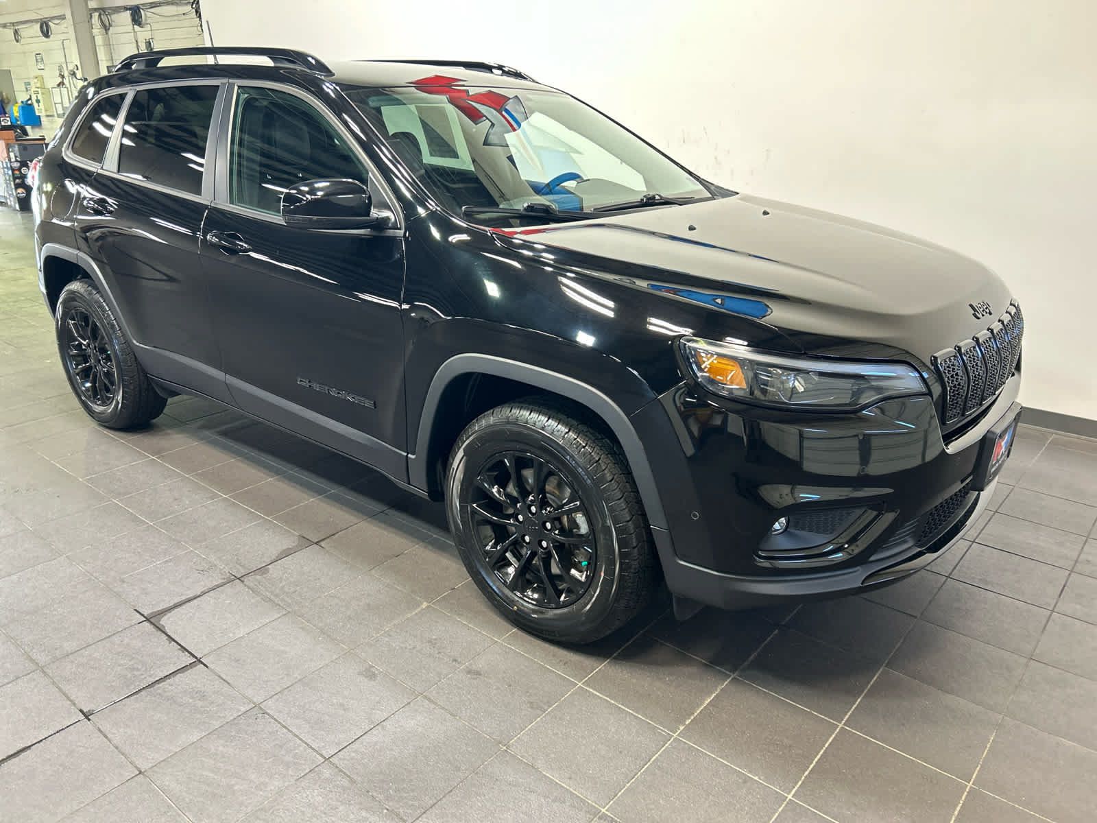 Used 2023 Jeep Cherokee Altitude Lux AWD/4WD image 2