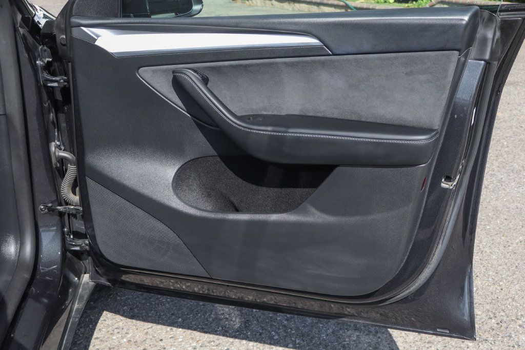 Used 2025 Tesla Model Y Long Range RWD image 34