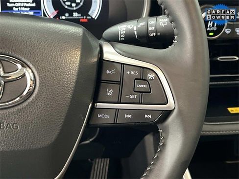 Used 2025 Toyota Highlander XSE image 32